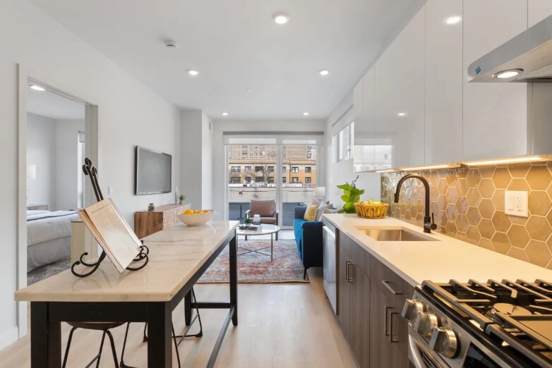 Building Photo - 948 W Sunnyside Ave