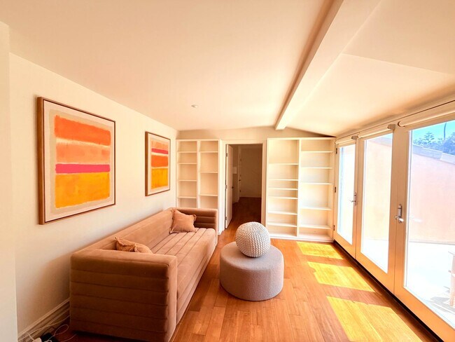 Building Photo - Sophisticated Bright & Spacious Furnished ...