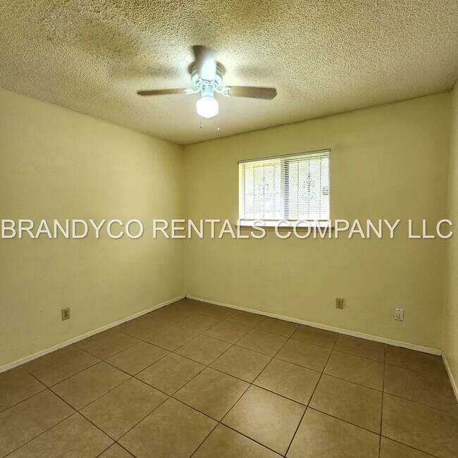 Building Photo - 1901 Dickens Dr