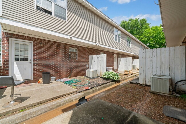 Building Photo - 20 Point Pl Dr
