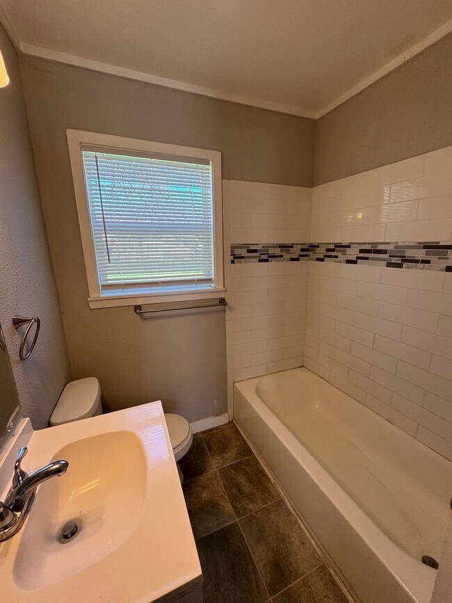 Building Photo - Beautifully Maintained South Waco Home