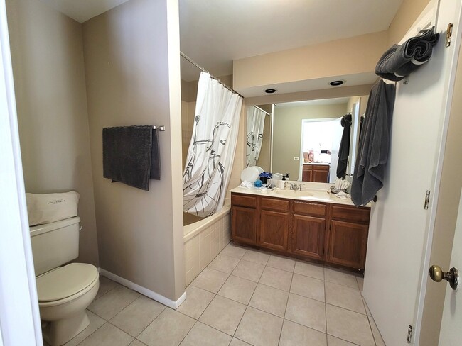 Building Photo - 615 Newbury Ln