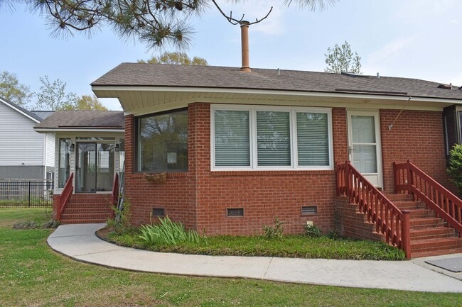 Building Photo - Great Waterfront Brick Home