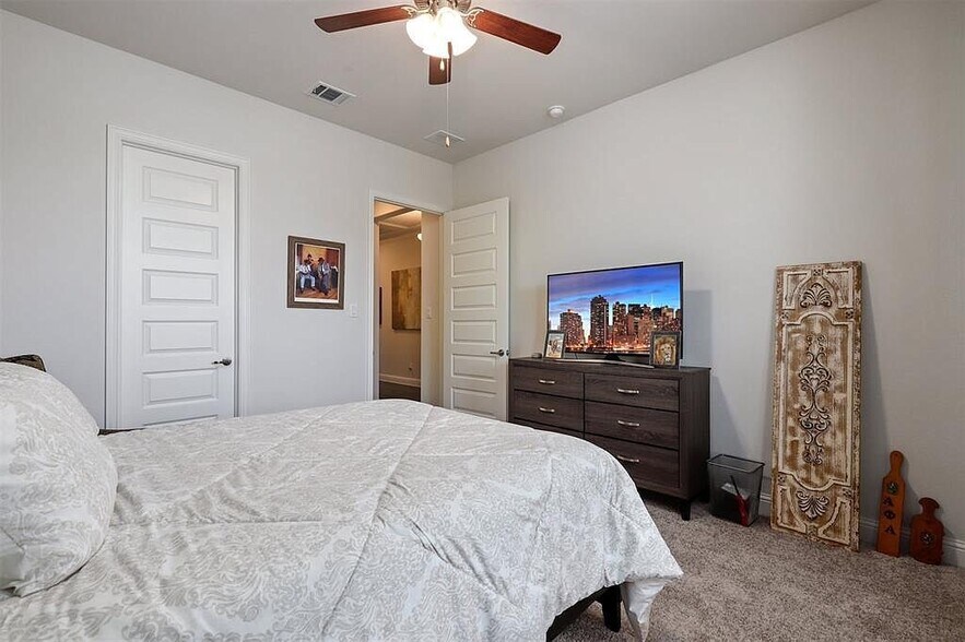Building Photo - 2213 Laguna Dr