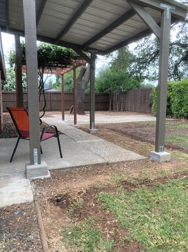 Building Photo - Newly Updated 3 Bdrm 2 Bath House Near Schools and Shopping, Corner of Shasta Pines and Mistletoe