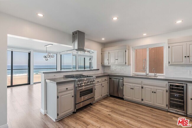 Building Photo - 2308 The Strand