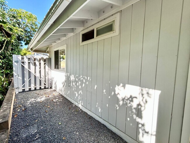 Building Photo - 224 Hiolani St