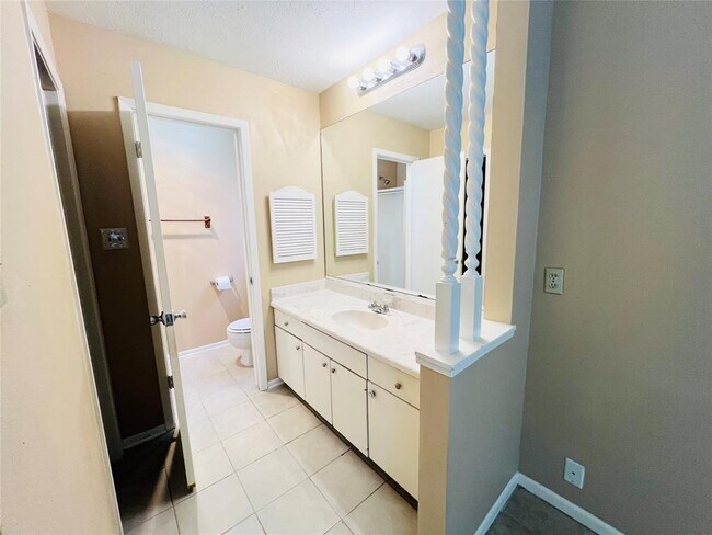 Building Photo - 10530 Sagebluff Dr