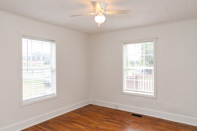 Building Photo - 105 Burns St