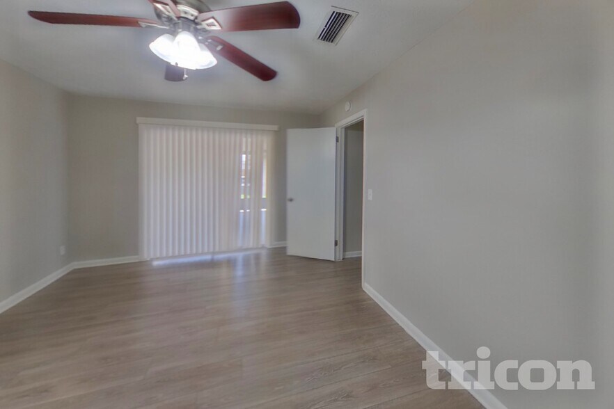 Building Photo - 671 Custer Cir