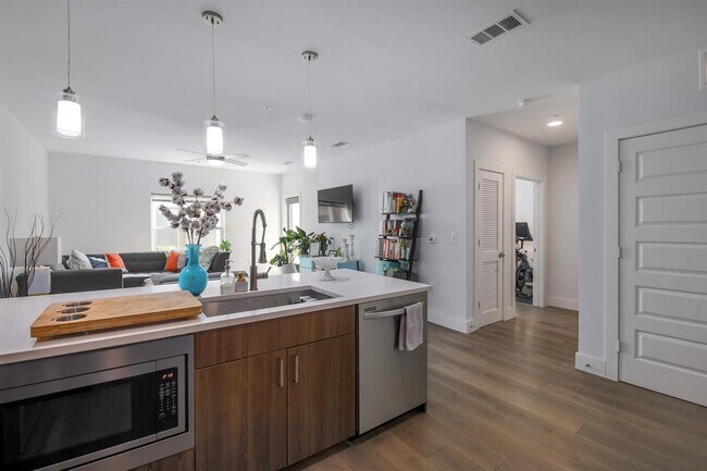 Building Photo - 2213 Poquito St