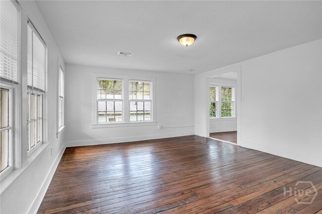 Building Photo - 906 E 39th St
