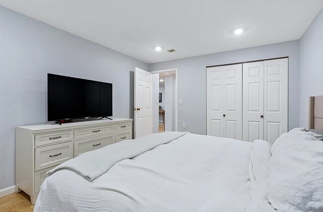 Building Photo - Sleek, Modern Unit Available Now