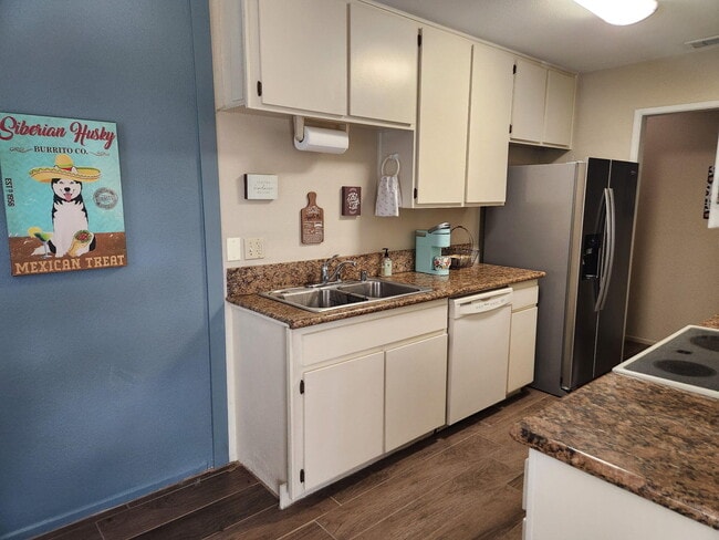 Building Photo - 43101 Balsam Ln