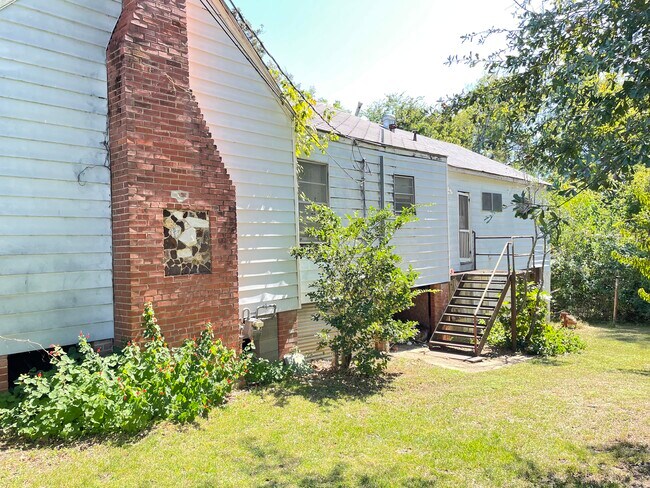 Building Photo - 109 Rowena St