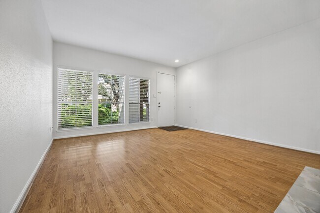 Building Photo - 2100 Tanglewilde St