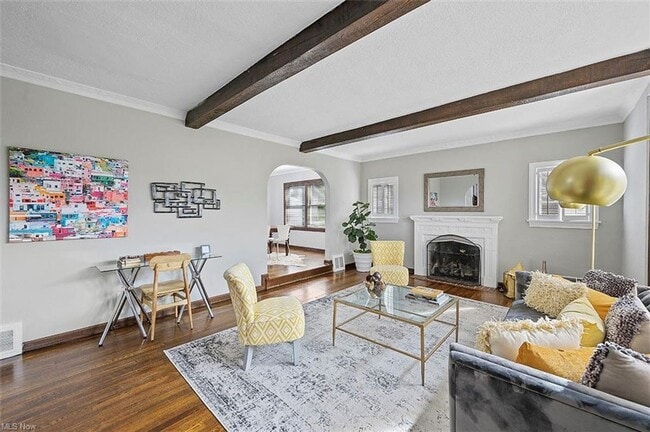 Building Photo - GORGEOUS Cleveland Hts Single Family - Ava...