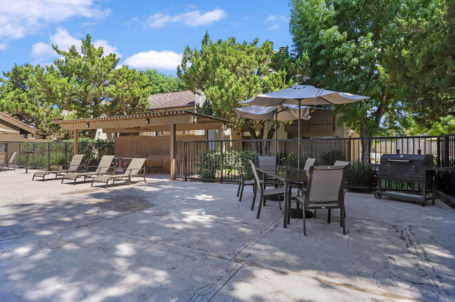 Building Photo - 3701 Colonial Dr