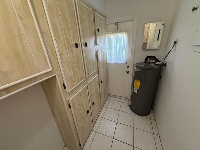 Building Photo - 6805 NW 75th Dr