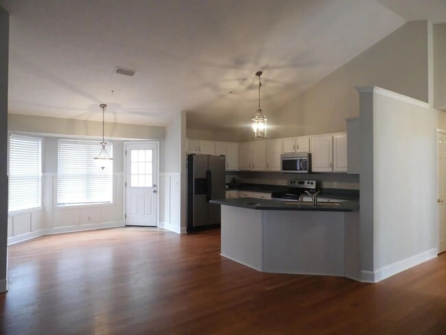 Building Photo - 147 Royal Dr