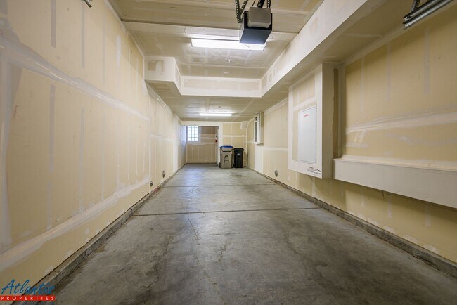 Building Photo - Lovely Townhouse | Central A/C | Private Balconies