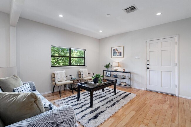 Building Photo - 2116 Glendale Pl