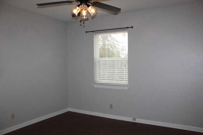 Building Photo - 3 BEDROOM, 2 BATH, NORTH BELTON