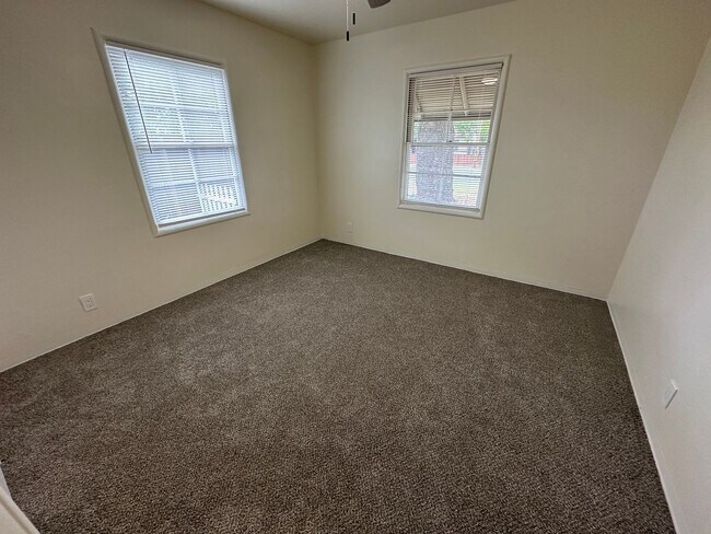 Building Photo - 881 Emory Ave