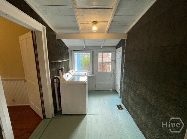 Building Photo - 830 Boulevard