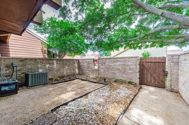 Building Photo - 12668 Newbrook Dr