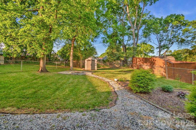 Building Photo - 812 E 18th St