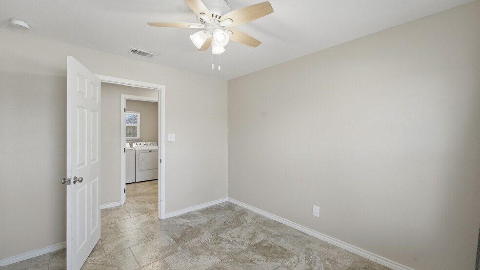 Building Photo - 1409 Highland Dr