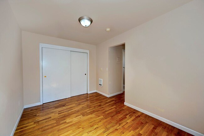 Building Photo - 800 NE 40th St