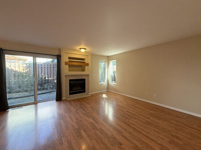 Building Photo - 5042 NE Schoeler Cir