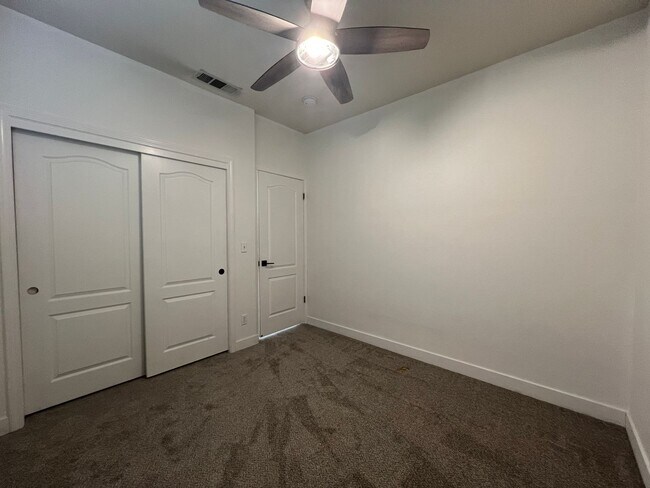 Building Photo - 1098 E Monticello Cir