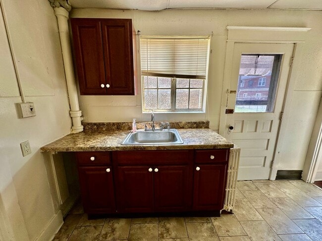 Building Photo - 1012 S Hall St