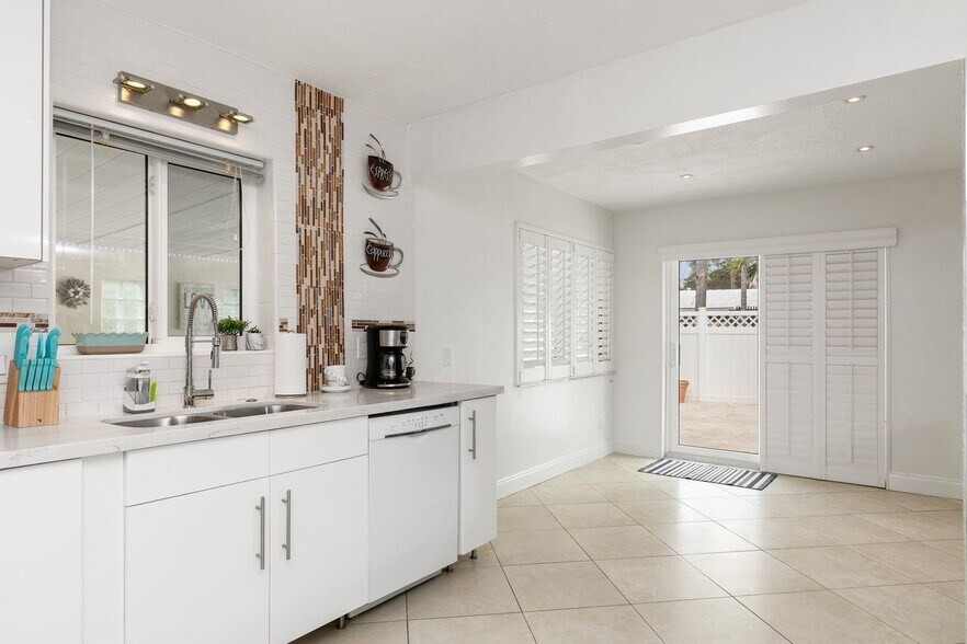 Building Photo - 1900 N Victoria Park Rd