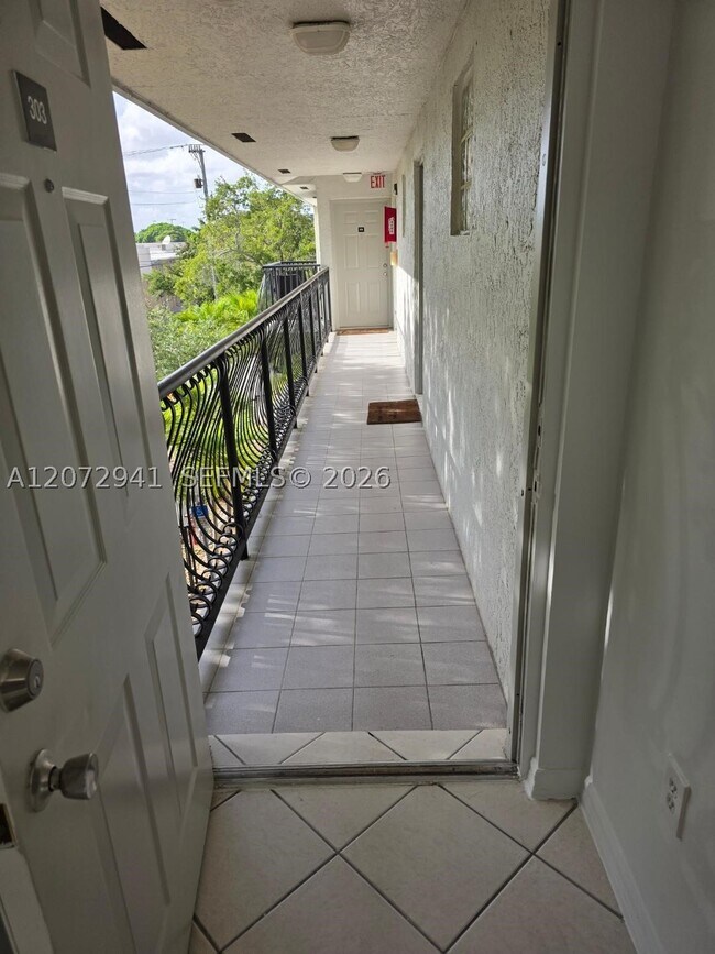 Building Photo - 3090 BIRD 303