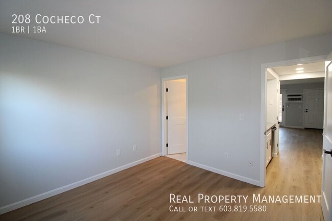 Building Photo - Nicely Updated Cocheco Court Condo with He...