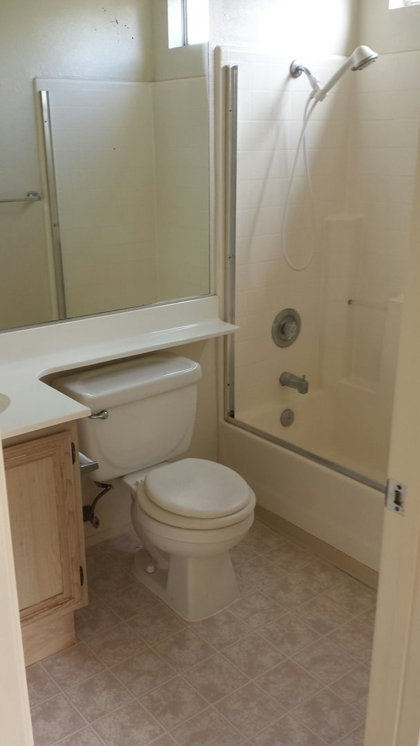 Building Photo - 2 Bedroom - 2.5 Bathroom Condo in gated co...