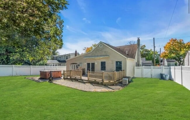 Building Photo - 1308 Sunnyfield Dr