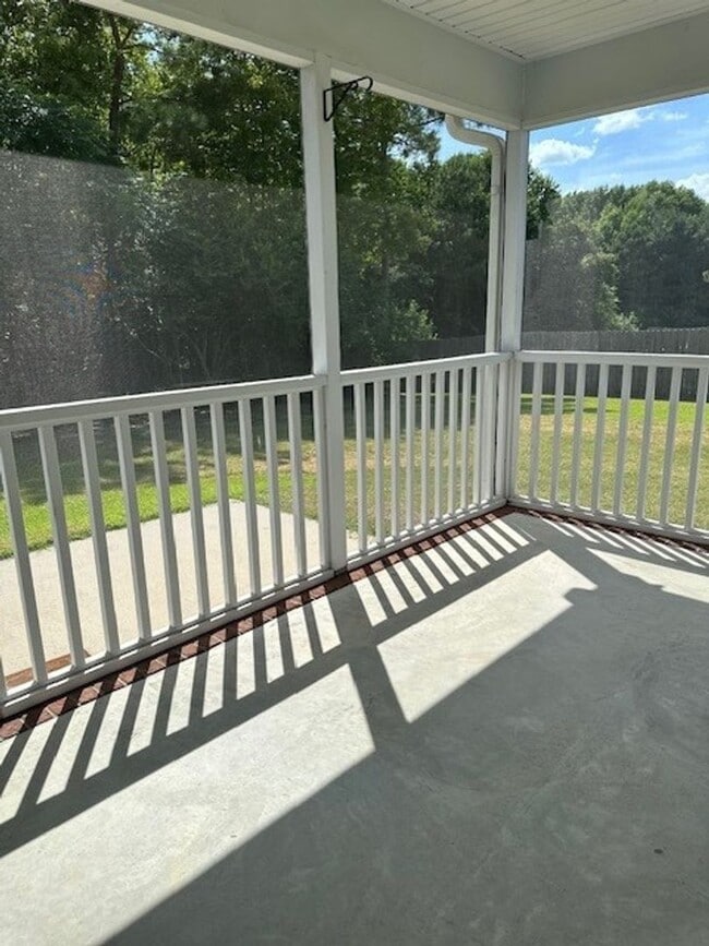 Building Photo - 3 Bed/2 Bath Home with Bonus Room & Screen...