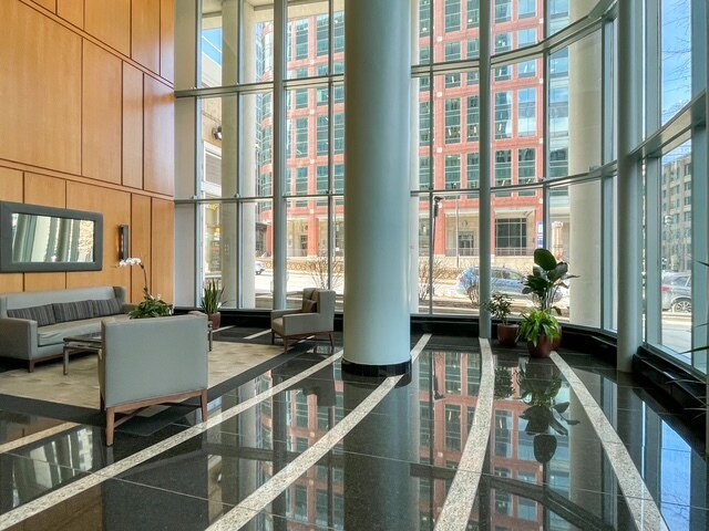 Building Photo - 345 N La Salle Dr