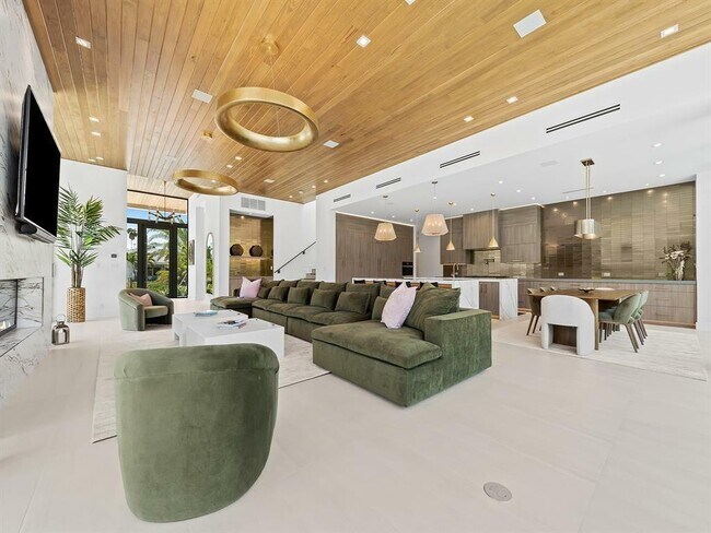 Building Photo - 2657 NE 34th St