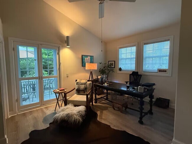 Building Photo - 918 Southard St