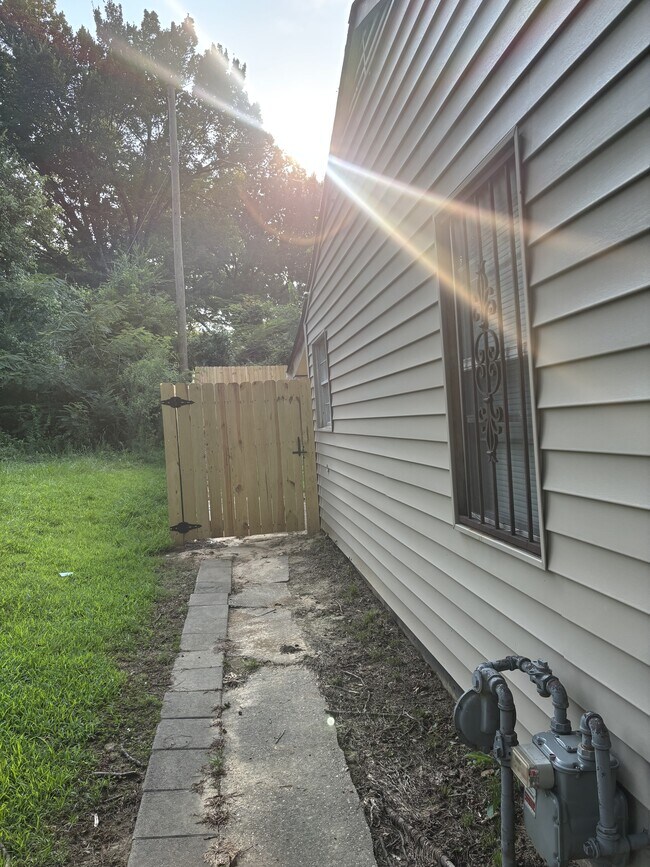 Building Photo - 4483 Suncrest Dr