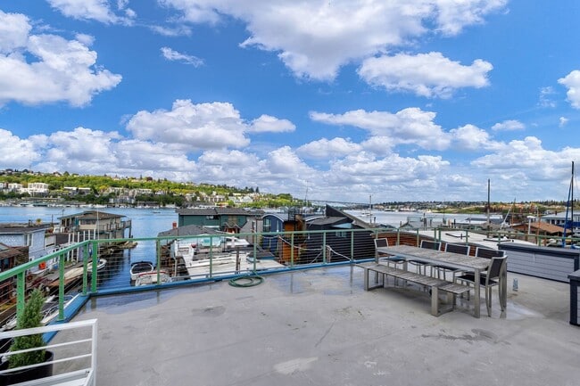 Building Photo - 2 bed 1.5 bath houseboat on Lake Union