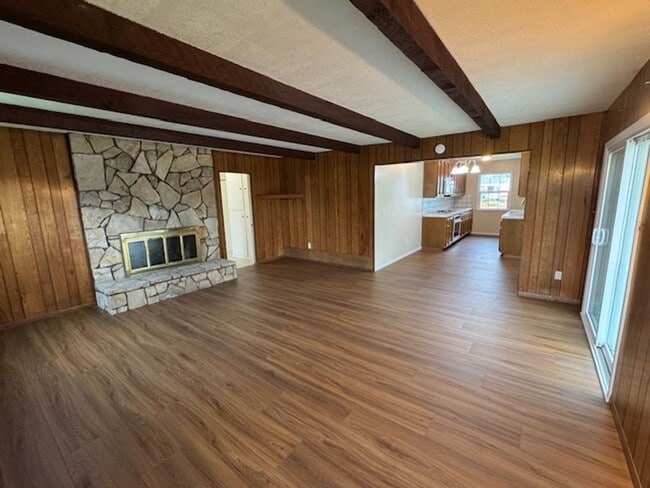 Building Photo - Beautiful 3 bedroom 2 bath HOME . . .  Clo...