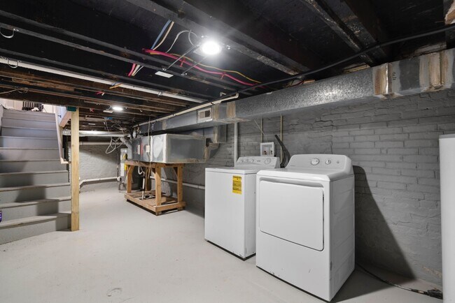 Building Photo - 216 S Castle St