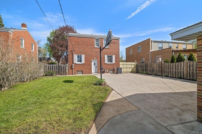 Building Photo - 248 Adelaide Pl